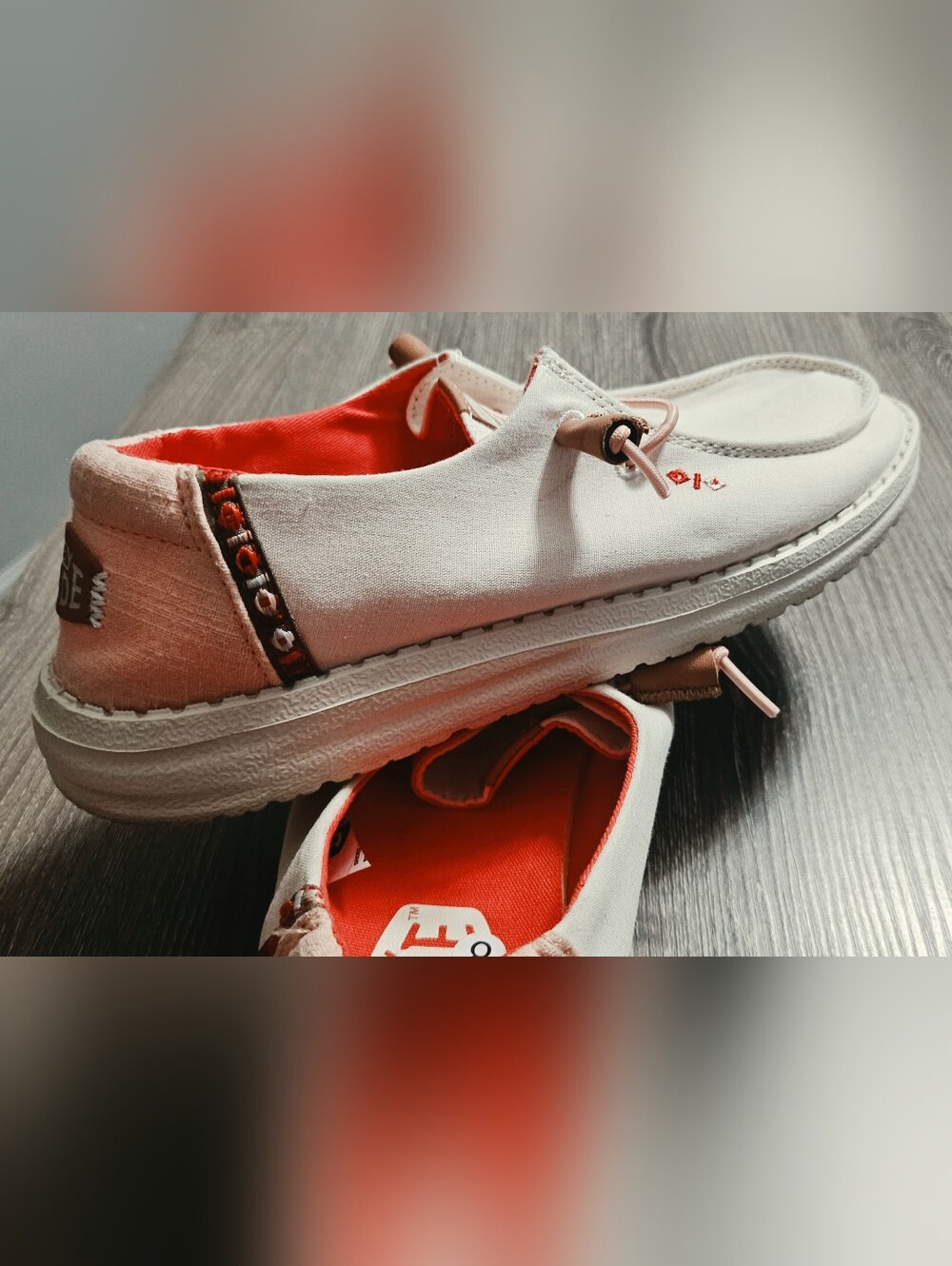 HEYDUDE Womens Wendy Chambray Boho Slip On Shoes Size 8 tan/coral embroidered